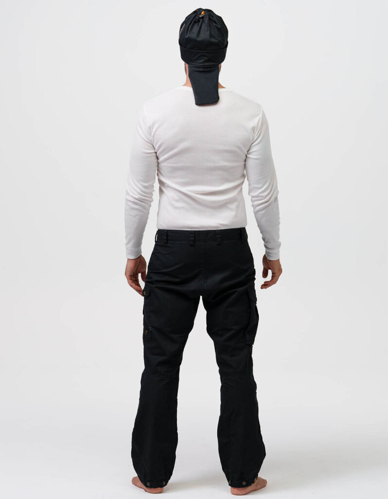 Person wearing a warming balaclava and thermal clothing from NordicHeat, ready for outdoor activity. The combination of comfort and functionality supports an active lifestyle in cold environments. No visible text.